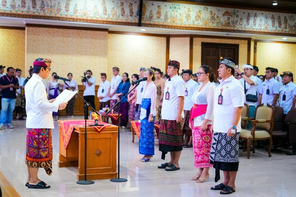 Bupati Badung I Wayan Adi Arnawa melantik dan mengambil sumpah 234 pejabat di lingkungan Pemkab Badung di Ruang Kertha Gosana, Puspem Badung, Rabu (11/2/2026). (Balihotnews/Istimewa).