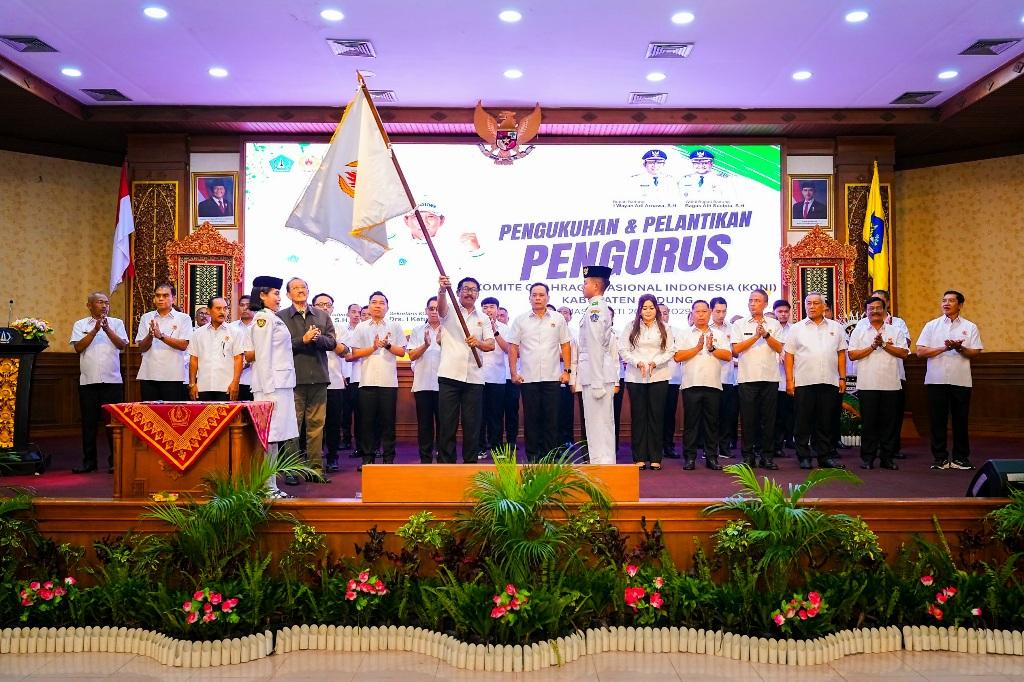 Pengukuhan dan pelantikan pengurus Komite Olahraga Nasional Indonesia (KONI) Kabupaten Badung masa bakti 2025-2029, Rabu (18/2/2026) di Puspem Badung. (Balihotnews/red)