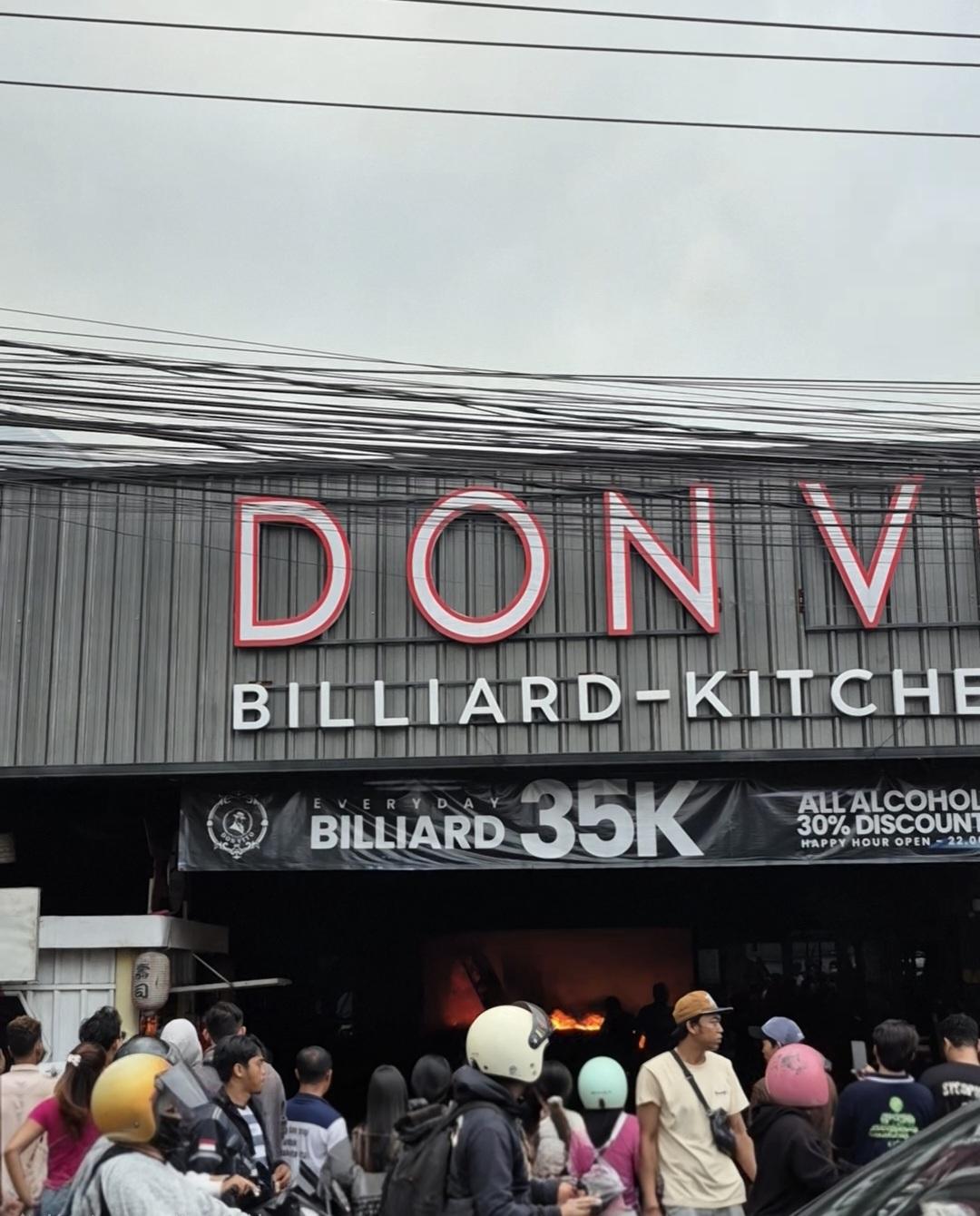 Kebakaran menghanguskan bagian dalam arena biliar di kawasan Panjer, Denpasar Selatan, Senin (9/2/2026) sore. Insiden ini diduga kuat dipicu oleh korsleting listrik. (Balihotnews/dre)