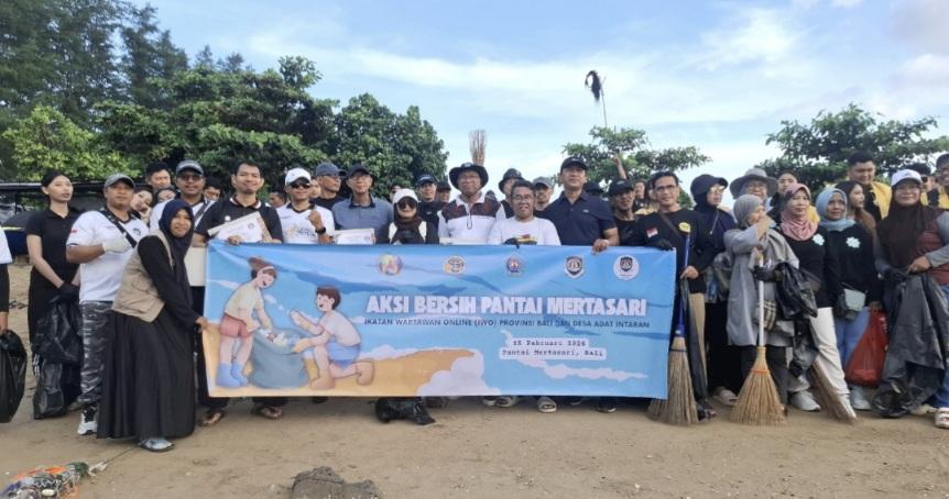 Ikatan Wartawan Online (IWO) Bali bersama BPN dan Imigrasi Bali, didukung masyarakat Desa Adat Intaran dan Desa Sanur Kauh, menggelar aksi bersih-bersih Pantai Mertasari, Denpasar, Minggu (15/2/2026). (Balihotnews/red)