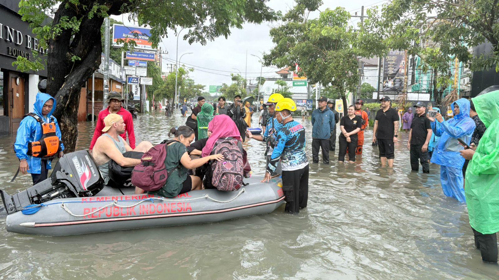 Sejumlah warga dievakuasi dengan perahu karet akibat banjir yang menerjang Jalan Dewi Sri, Kecamatan Kuta, Kabupaten Badung, Selasa (24/2/2026). (Balihotnews/Istimewa)  