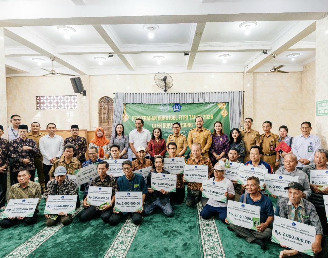 Penyerahan simbolis bantuan sosial Idul Fitri senilai Rp 2 juta per KK oleh Bupati Badung Adi Arnawa dan Wabup Bagus Alit Sucipta kepada warga muslim di Dalung, Kuta Utara, Senin (9/3/2026). (Balihotnews/Istimewa)