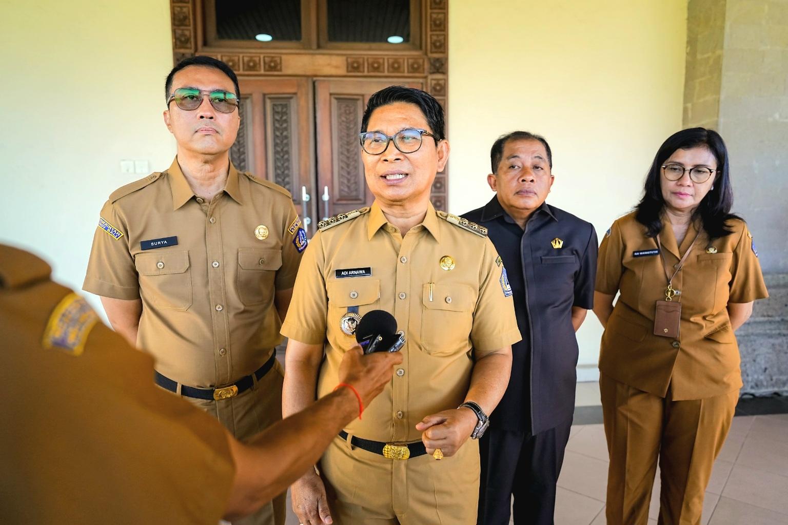 Bupati Badung I Wayan Adi Arnawa, menjawab pertanyaan seusai memberikan pengarahan terkait program percepatan pengelolaan sampah kepada ASN dalam Apel Bersama di Lapangan Puspem Badung, Senin (30/3/2026). (Balihotnews/red)