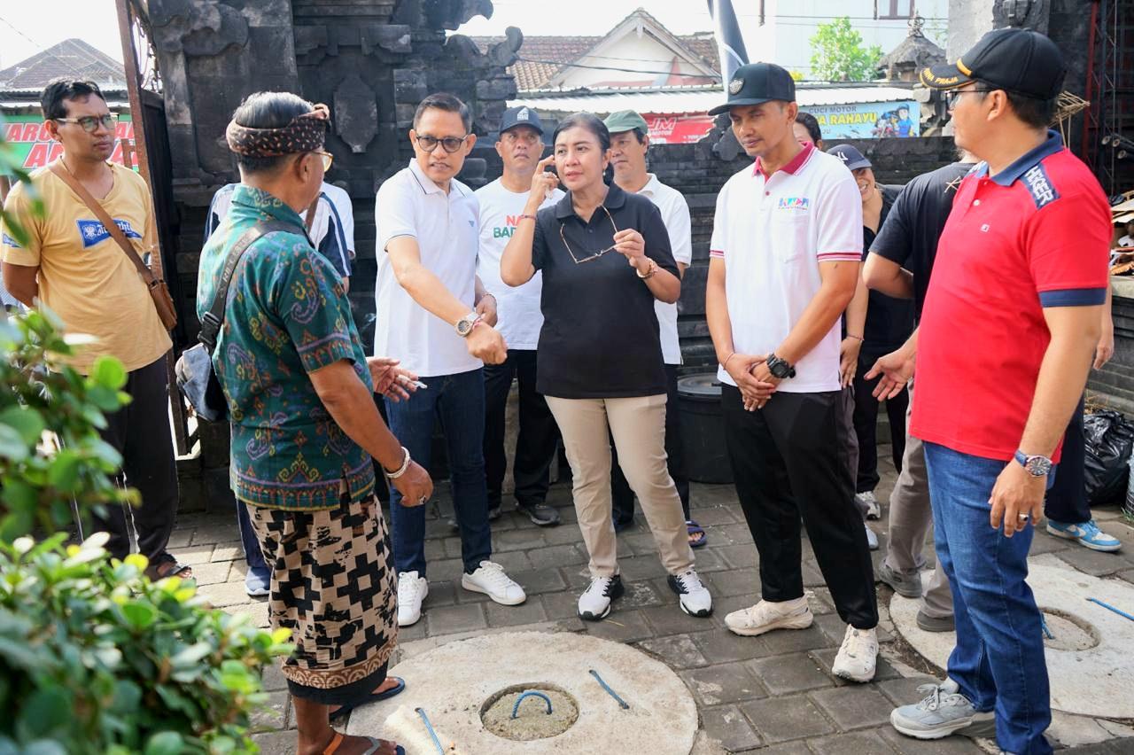 Plt Kepala DLHK Badung Made Rai Warastuthi (tengah) memimpin langsung Aksi Percepatan Pengelolaan Sampah Berbasis Sumber di Dalung, Kuta Utara, Minggu (8/3/2026). Seluruh desa di Badung kini diwajibkan mengelola sampah langsung dari rumah warga. (Foto: Dok. Istimewa)