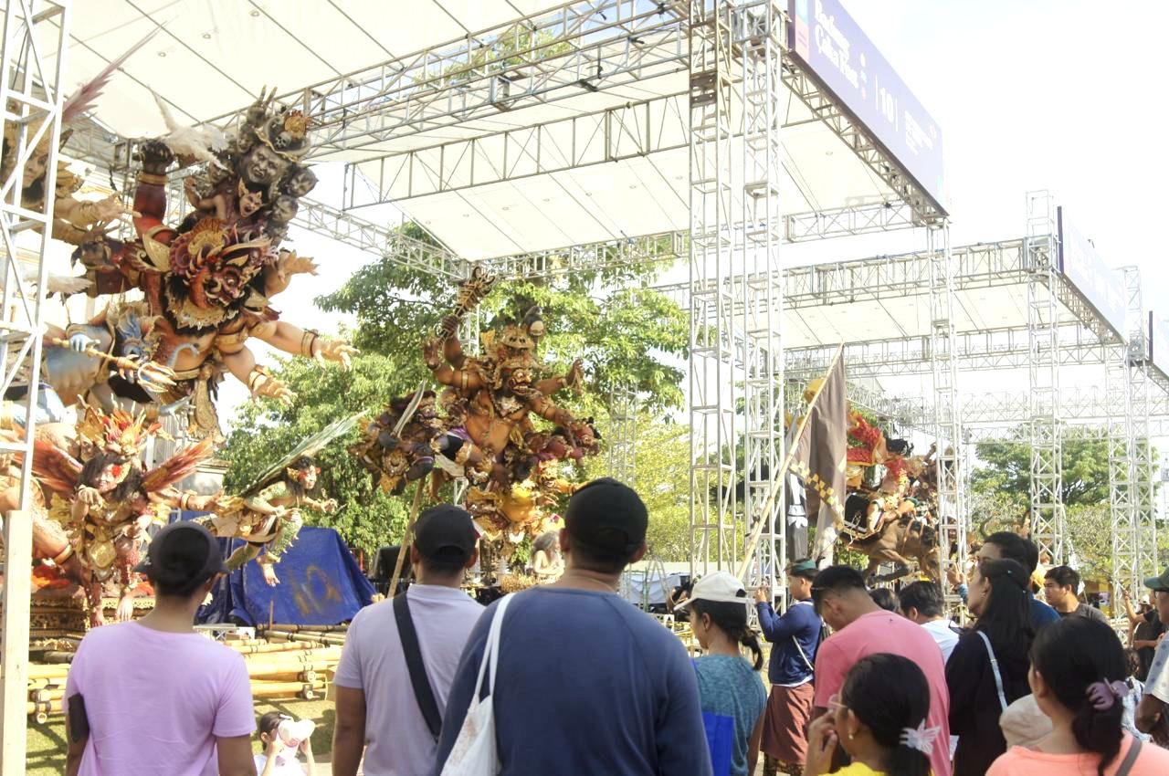 Antusiasme warga memadati kawasan Balai Budaya Giri Nata Mandala, Puspem Badung, Minggu (8/3/2026). Kepadatan ini mewarnai gelaran pameran ogoh-ogoh Badung Caka Fest 2026 yang berlangsung sejak Jumat (6/3/2026). (Balihotnews/red)