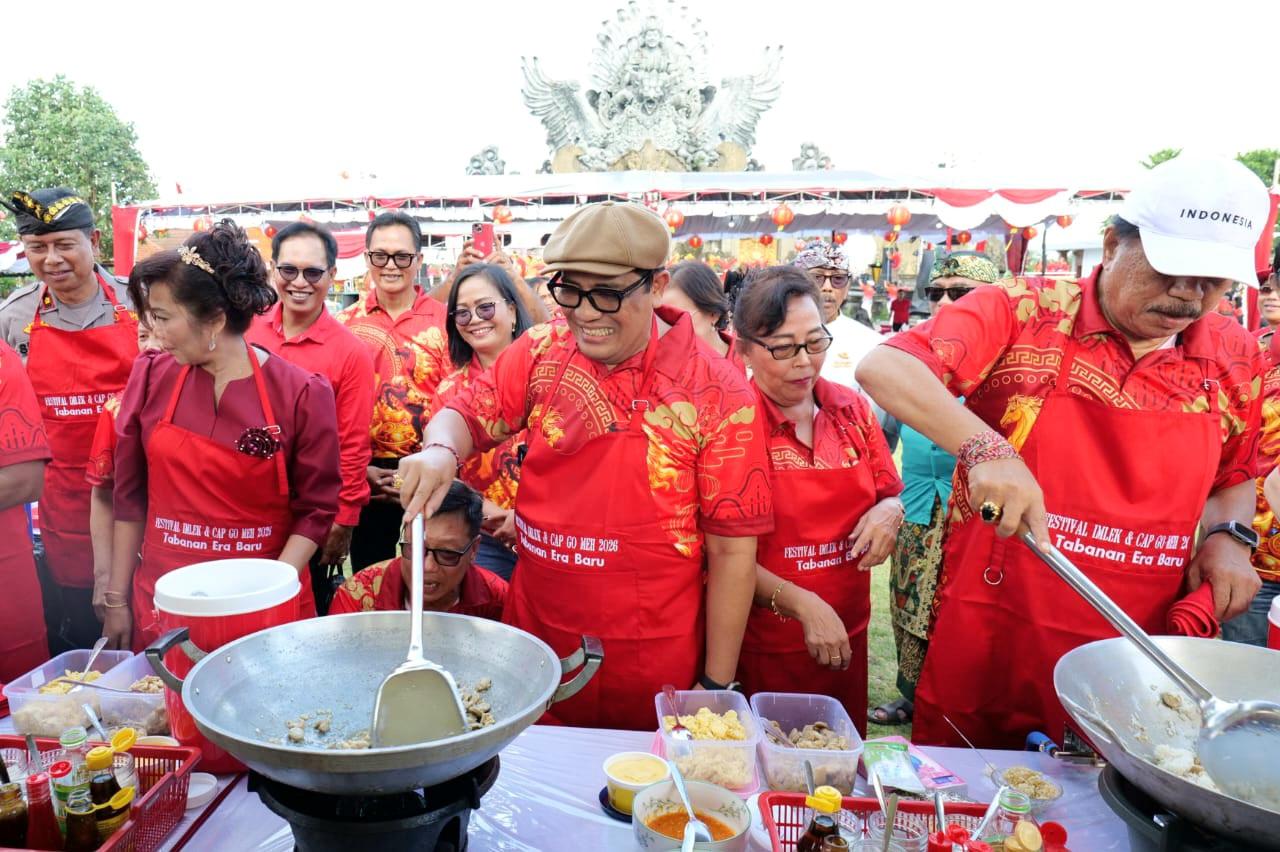 Bupati Tabanan I Komang Gede Sanjaya (tengah) melakukan demo memasak nasi goreng saat Festival Imlek dan Cap Go Meh di Panggung Terbuka Garuda Wisnu Singasana, Tabanan, Senin (9/3/2026). (Balihotnews/red)