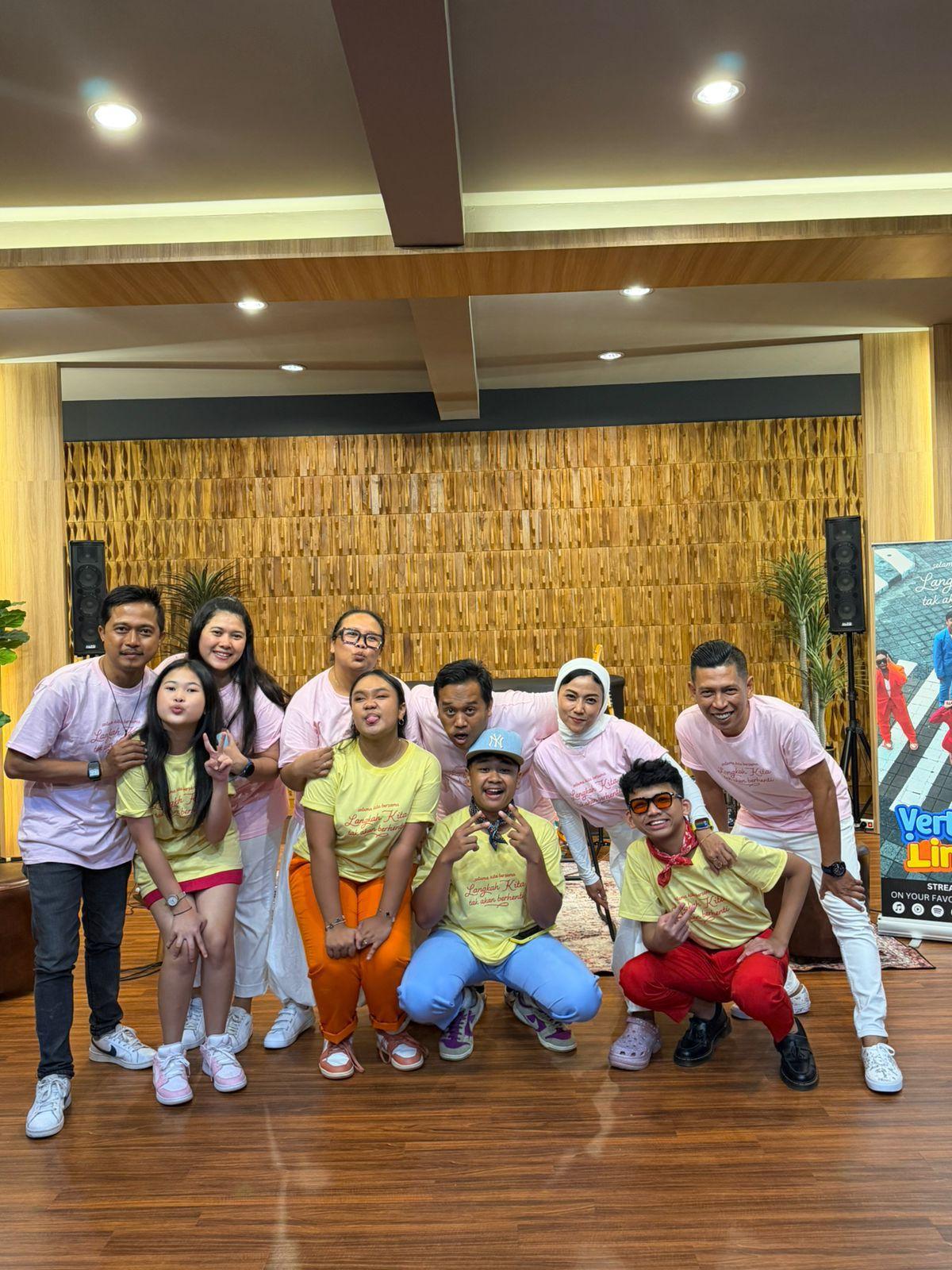 Personel Vertical Limit bersama orang tua mereka saat peluncuran single perdana “Langkah Kita” di Debeat Sunset Road, Denpasar, Senin (9/3/2026). (balihotnews/istimewa)