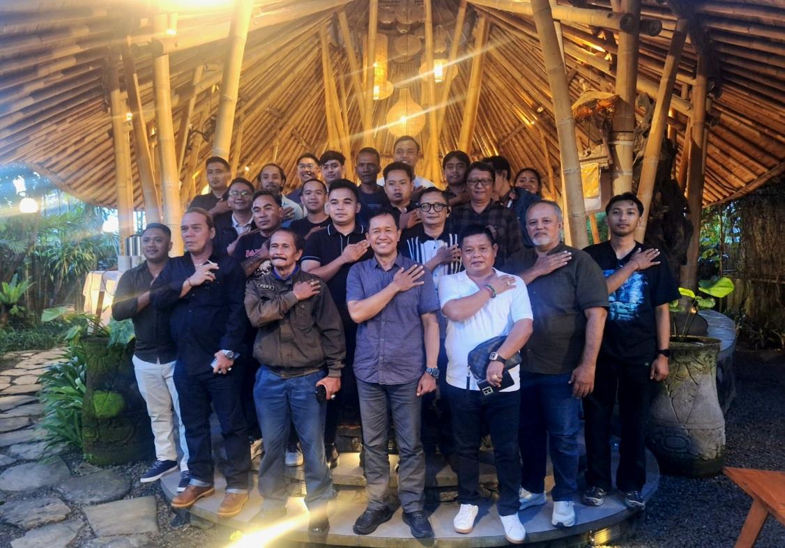 Momen keakraban jajaran Ditintelkam Polda Bali bersama insan pers dan masyarakat seusai silaturahmi dan buka puasa di Segara Bambu, Denpasar, Selasa (10/3/2026). (Balihotnews/dre)