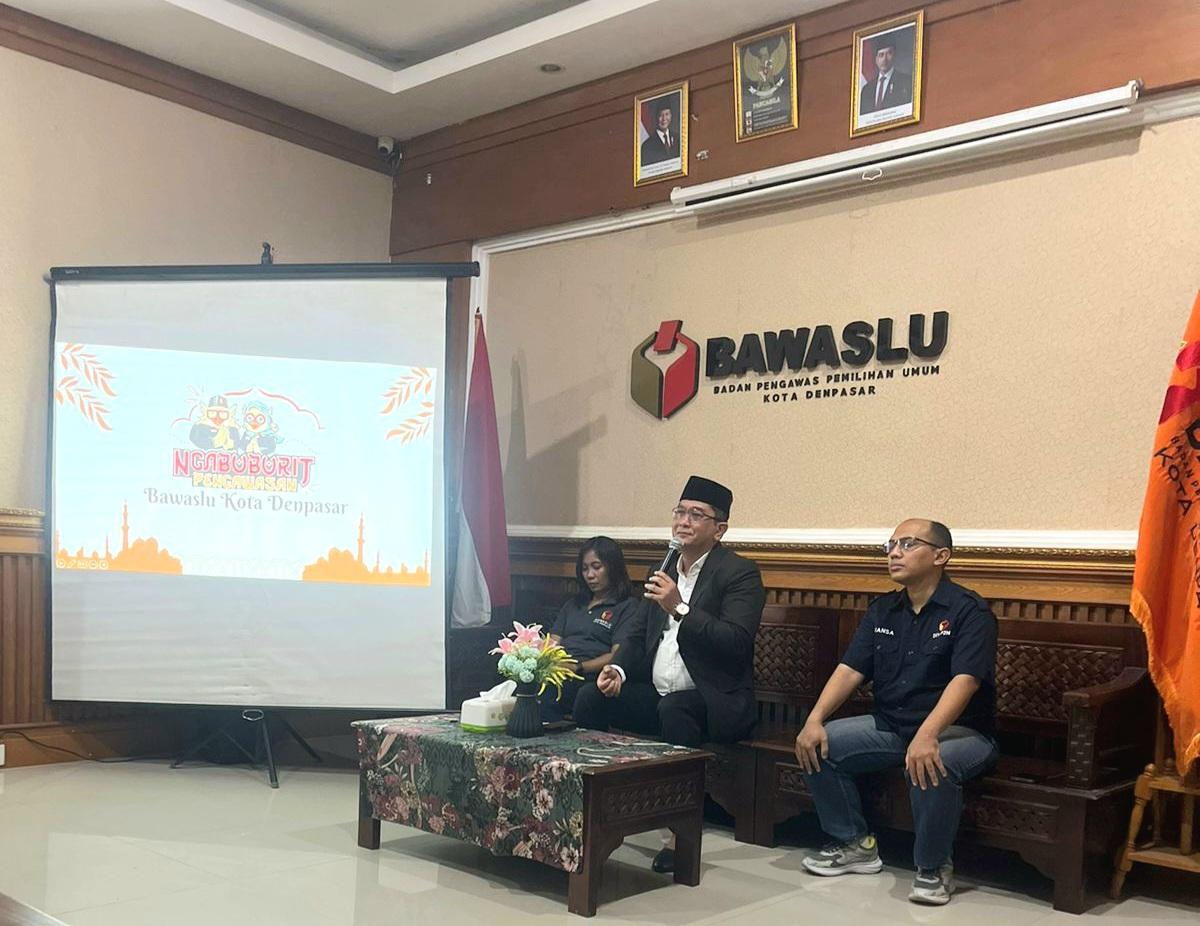 Ketua Bawaslu Provinsi Bali I Putu Agus Tirta Suguna (tengah) memberikan pemaparan dalam acara Ngabuburit Pengawasan di Kantor Bawaslu Denpasar, Jumat (13/3/2026). Acara yang dirangkai dengan buka puasa bersama OKP ini menjadi ajang pengawasan partisipatif di luar tahapan pemilu. (Balihotnews/red)