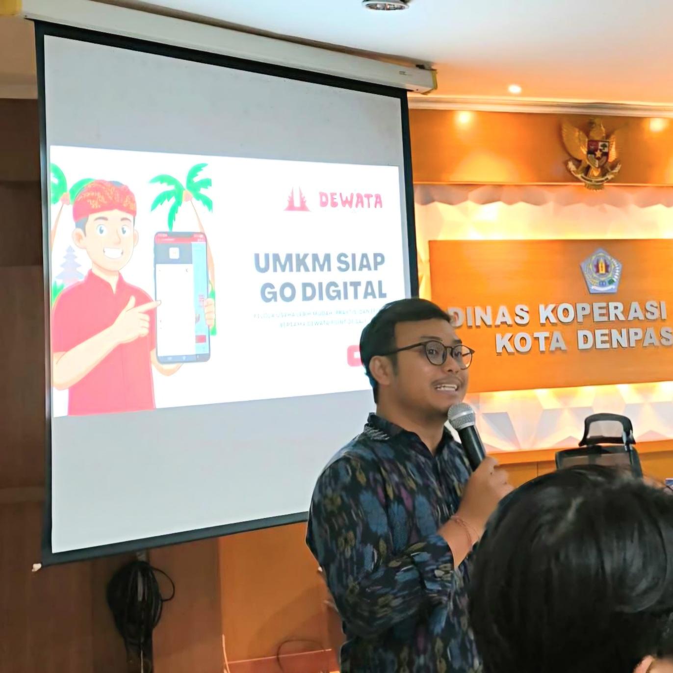 Pimpinan Tim Pengembang sekaligus Operational Manager Marketing Dewata App, Bagus Ketut Rai Krisna, memperkenalkan fitur aplikasi Dewata App di hadapan jajaran Dinas Koperasi dan UMKM Kota Denpasar, guna mendorong percepatan UMKM Go Digital. (Balihotnews/Istimewa)