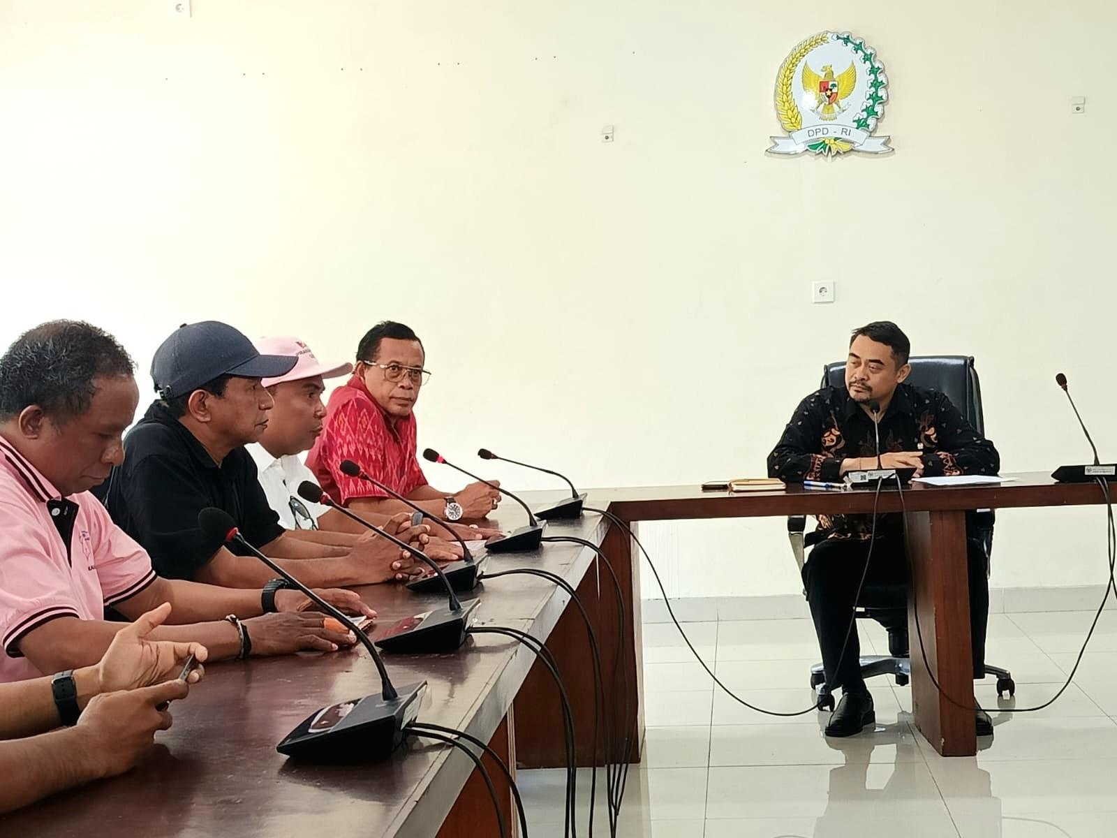 Anggota DPD RI asal Bali, Shri I Gusti Ngurah Arya Wedakarna alias AWK (kanan), saat menemui pengurus Perhimpunan Jurnalis (PENA) NTT Bali di Kantor DPD RI Bali, Renon, Denpasar, Senin (30/3/2026). (Balihotnews/Ist)