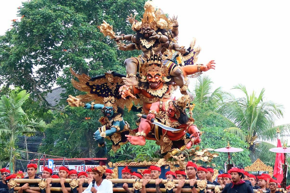 Penampilan salah satu karya ogoh-ogoh terbaik yang memeriahkan puncak Festival Singasana III 2026 di Kabupaten Tabanan, Minggu (15/3/2026). (Balihotnews/Istimewa)