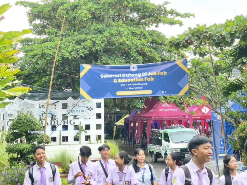 Gelaran Toskafesti yang dipadukan dengan Job and Education Fair 2026 di SMK TI Bali Global Badung, Senin (2/3/2026). (Balihotnews/dre)
