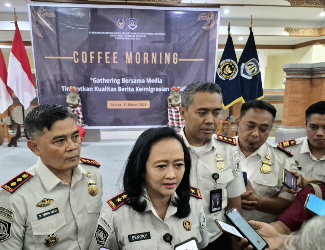 Kepala Kanwil Ditjen Imigrasi Bali Felucia Sengky Ratna memberikan keterangan kepada wartawan usai acara coffee morning di Denpasar, Selasa (31/3/2026). (Balihotnews/dre)