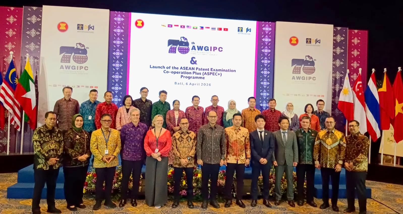 Pimpinan otoritas kekayaan intelektual se-ASEAN bersama tamu undangan lainnya, berfoto bersama di sela-sela pertemuan ASEAN Working Group on Intellectual Property Cooperation (AWGIPC) di Kuta, Kabupaten Badung, Senin (6/4/2026). (Balihotnews/Tim)