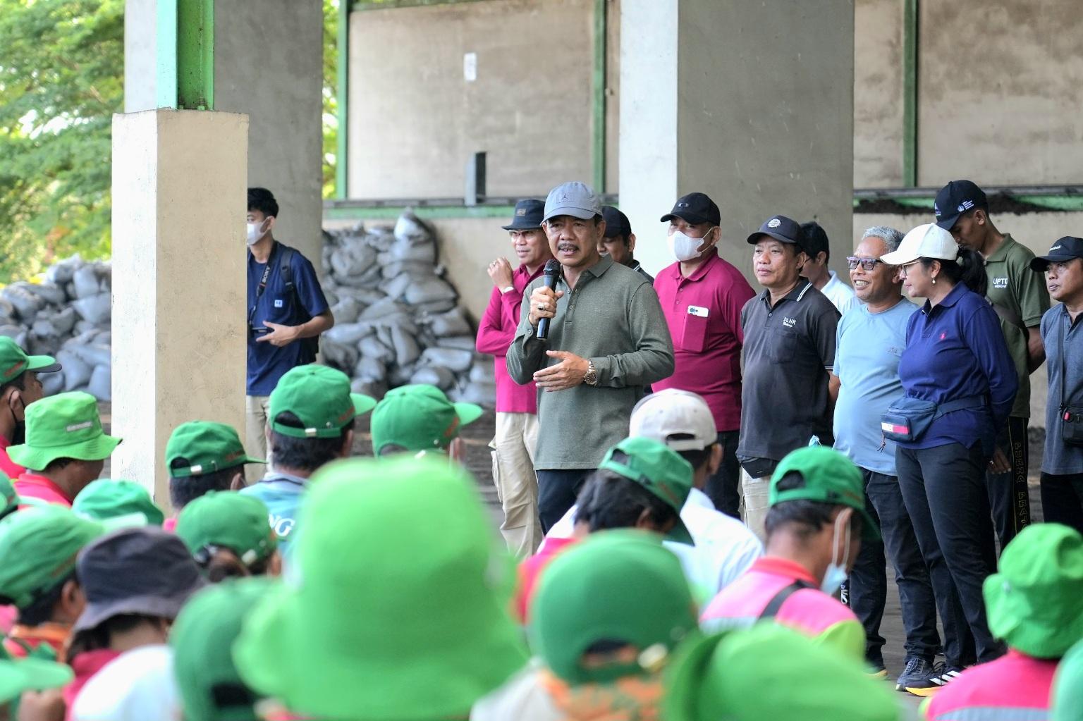 Plt Kepala DLHK Badung I Made Agus Aryawan memberikan pengarahan kepada petugas kebersihan di TPST Mengwitani, Badung, Minggu (5/4/2026). (Balihotnews/red)