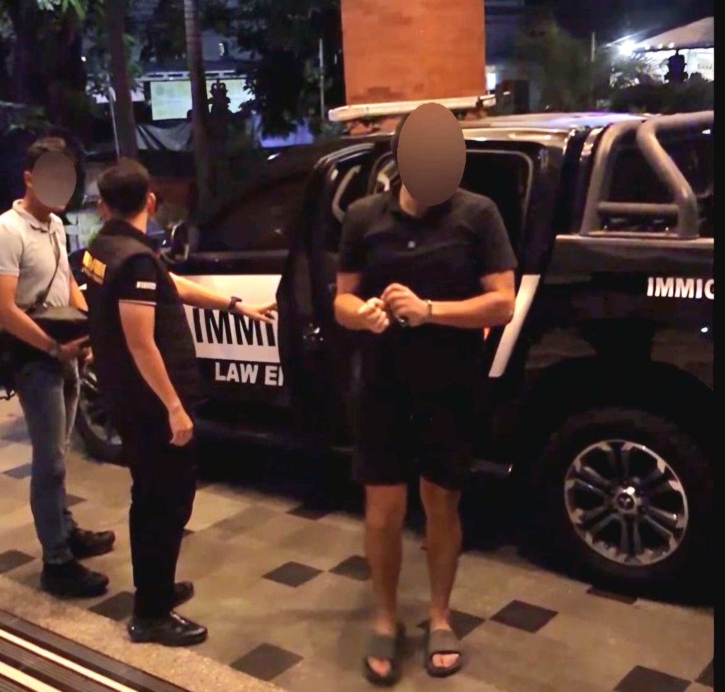 WN Ukraina berinisial DB (tangan diborgol) saat diamankan petugas gabungan Imigrasi Ngurah Rai dan BNN Provinsi Bali di kawasan Canggu, Badung, Sabtu (18/4/2026). Pria berusia 32 tahun ini ditangkap atas dugaan penyalahgunaan narkotika dan overstay. (Balihotnews/Ist)
