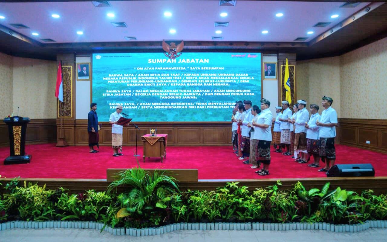 Bupati Badung I Wayan Adi Arnawa mengambil sumpah jabatan 12 Pejabat Pimpinan Tinggi Pratama Pemkab Badung di Ruang Kertha Gosana, Puspem Badung, Kamis (30/4/2026). (Balihotnews/red)