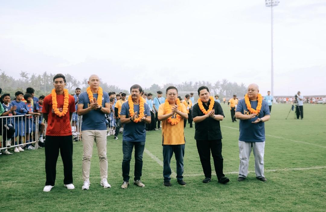 Menteri Pemuda dan Olahraga RI Erick Thohir (kedua kanan) bersama Yabes Tanuri, Pieter Tanuri, dan Indra Sjafri saat menghadiri turnamen sepak bola usia dini internasional Bali 7s 2026 di Bali United Training Center, Gianyar, Bali, Jumat (3/4/2026). (Balihotnews/red)