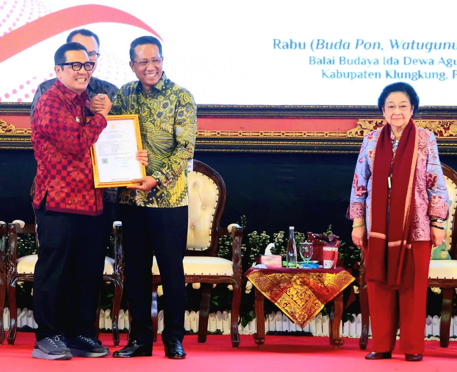 Bupati Tabanan I Komang Gede Sanjaya menerima sertifikat Hak Kekayaan Intelektual (HAKI) untuk bangunan tradisional Jineng dan kuliner Entil di Klungkung, Bali, Rabu (1/4/2026). Sertifikat ini menjadi bukti perlindungan negara terhadap kearifan lokal Tabanan. (Balihotnews/red)