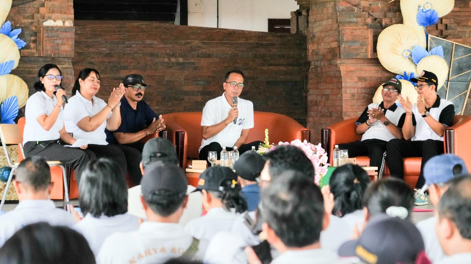 Kadisdikpora Badung I Gusti Made Dwipayana berdialog dengan tenaga pendidik dalam kegiatan Safari Pendidikan di SMPN 5 Abiansemal, Jumat (8/5/2026). (Balihotnews/red)