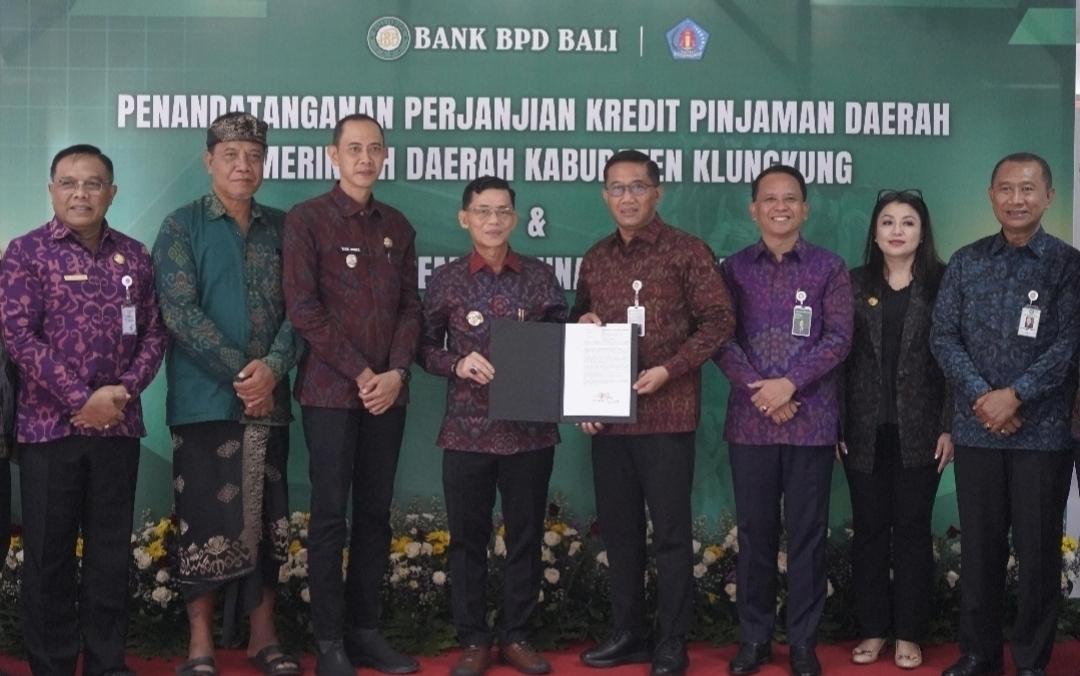 Bupati Klungkung I Made Satria dan Direktur Kredit BPD Bali Made Lestara Widiatmika beserta jajaran pejabat terkait, usai penandatanganan Perjanjian Kredit Daerah senilai Rp 114,1 miliar di Klungkung, Senin (4/5/2026). Fasilitas kredit ini difokuskan untuk percepatan infrastruktur di Nusa Penida. (Balihotnews/red)