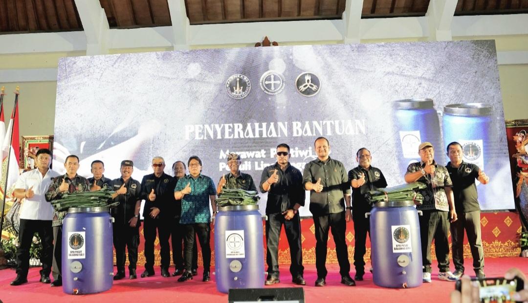 Peringatan HUT ke-22 Baladika Bali di Wantilan Serbaguna Puslat Bakti Negara, Kelurahan Sading, Mengwi, Badung, Selasa (5/5/2026), diwarnai aksi sosial berupa pembagian 2.200 komposter sebagai dukungan nyata terhadap penanganan sampah. (Balihotnews/red)