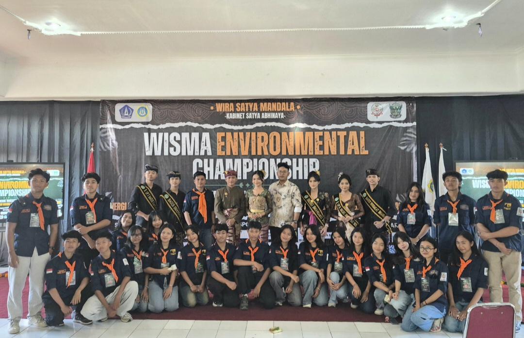 Sispala Wira Satya Mandala bersama Pembina dan para Jegeg Bagus SMA Negeri 1 Kuta.
