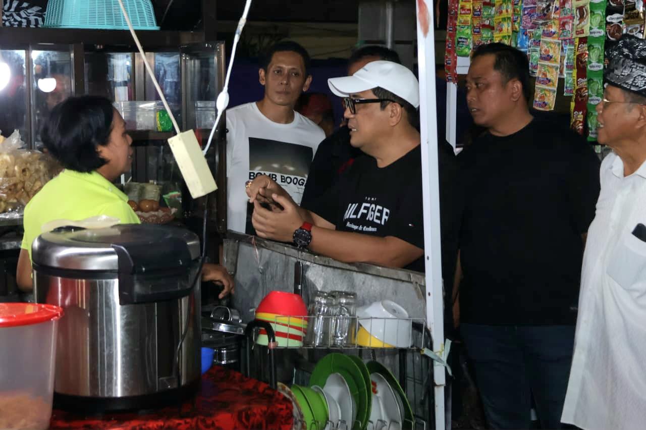 Blusukan malam, Bupati Tabanan I Komang Gede Sanjaya mengecek kondisi pedagang di lokasi relokasi Pasar Senggol, Gedung Kesenian I Ketut Marya, Kamis (21/5/2026). (Balihotnews/red)