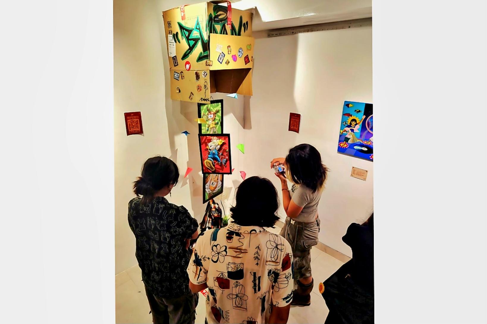 Suasana pameran seni Arka Umbara: Journey Through The New Dawn, karya seniman muda Jongsarad di TAT Art Space, Denpasar, yang berlangsung pada 9-29 Mei 2026. (Balihotnews/istimewa)