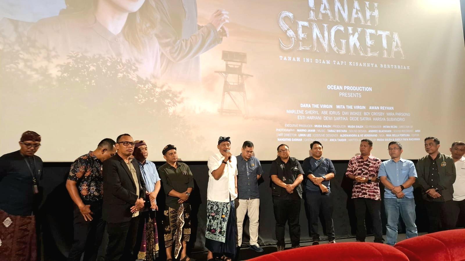 Kepala Kanwil BPN Provinsi Bali Eko Priyanggodo (tengah, berkemeja putih) bersama jajaran usai nobar film 'Tanah Sengketa' di Cinepolis Sidewalk Jimbaran, Badung, Kamis (25/6/2026). (Balihotnews/red)