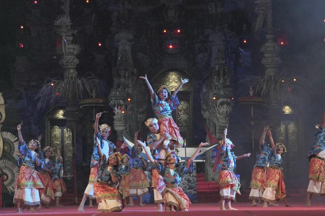 Sanggar Tari dan Tabuh Rajapala Banjar Basangkasa mewakili Kabupaten Badung dalam Parade Gong Kebyar Anak-anak PKB ke-48 Tahun 2026 di Panggung Terbuka Ardha Candra, Denpasar, Jumat (26/6/2026). (Balihotnews/Istimewa)
