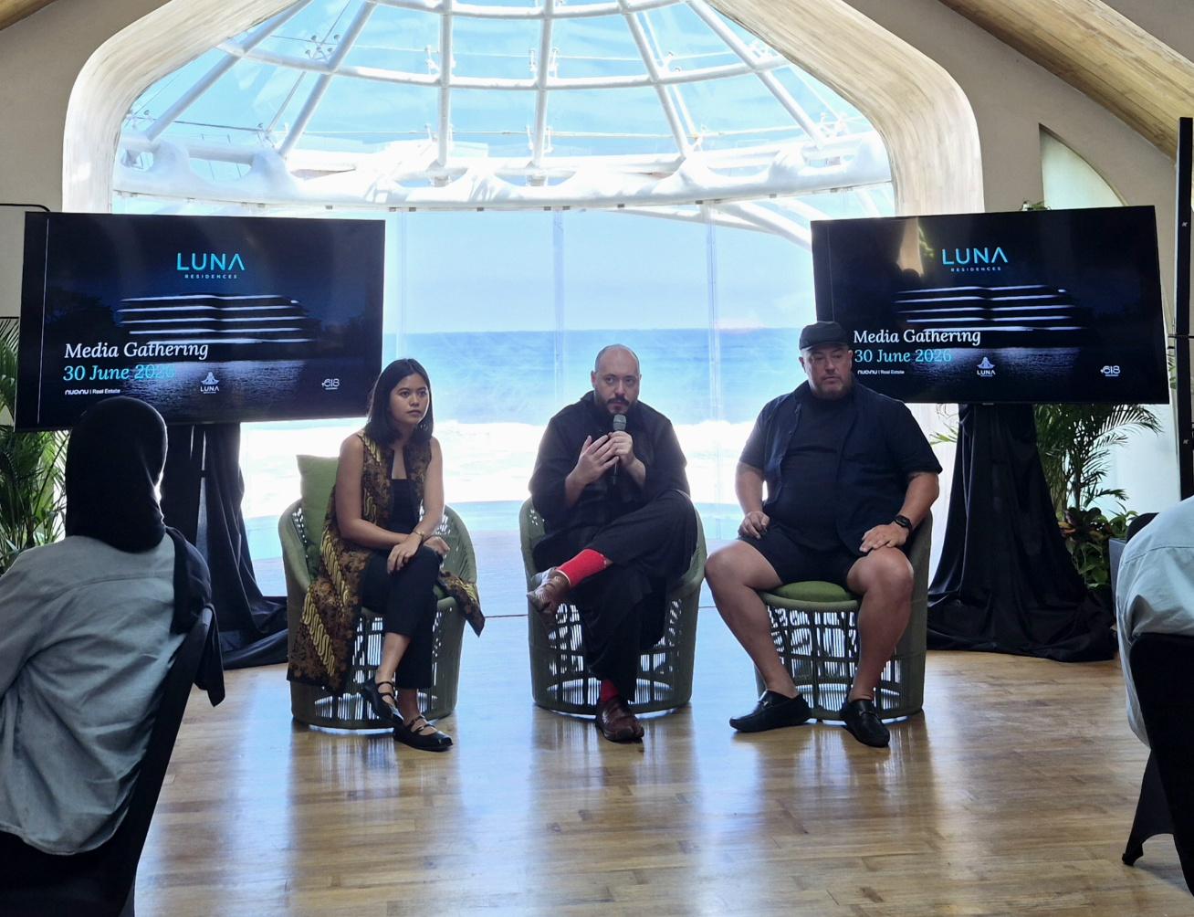 Dari kiri: Reyni Wullur (Head of Corporate Communications Nuanu Real Estate), Lev Kroll (CEO Nuanu Creative City), dan James Karl Ephraim (CEO Luna Beach Club) dalam media gathering peluncuran Luna Residences di Tabanan, Selasa (30/6/2026). (Balihotnews/dre)