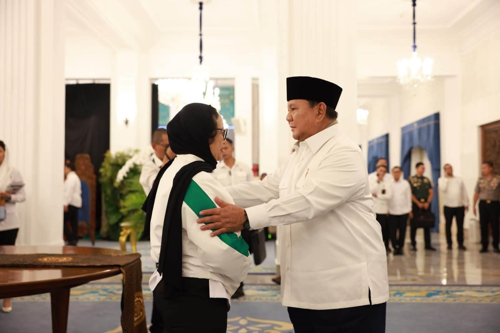 Kepala Badan Gizi Nasional (BGN) Nanik S. Deyang (kiri) bersama Presiden Prabowo Subianto. Nanik resmi mundur dari jabatannya demi fokus pada pengobatan jantung. (Balihotnews/Ist)