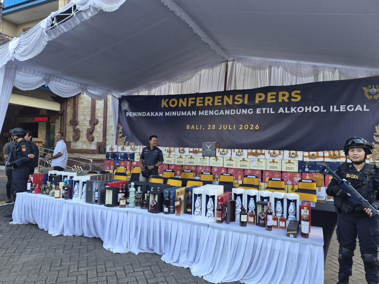 Barang bukti minuman keras (miras) ilegal hasil sitaan tim gabungan Bea Cukai dan BAIS TNI ditampilkan saat konferensi pers di Kanwil Bea Cukai Bali, NTB, dan NTT, Selasa (28/7/2026). (Balihotnews/dre)