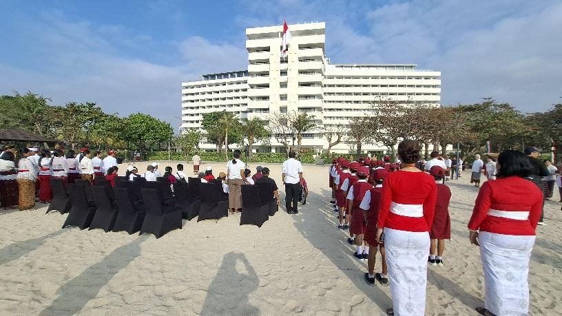 Suasana upacara bendera dalam rangka HUT ke-81 Republik Indonesia dia The Meru Sanur. (dok: Rahma)