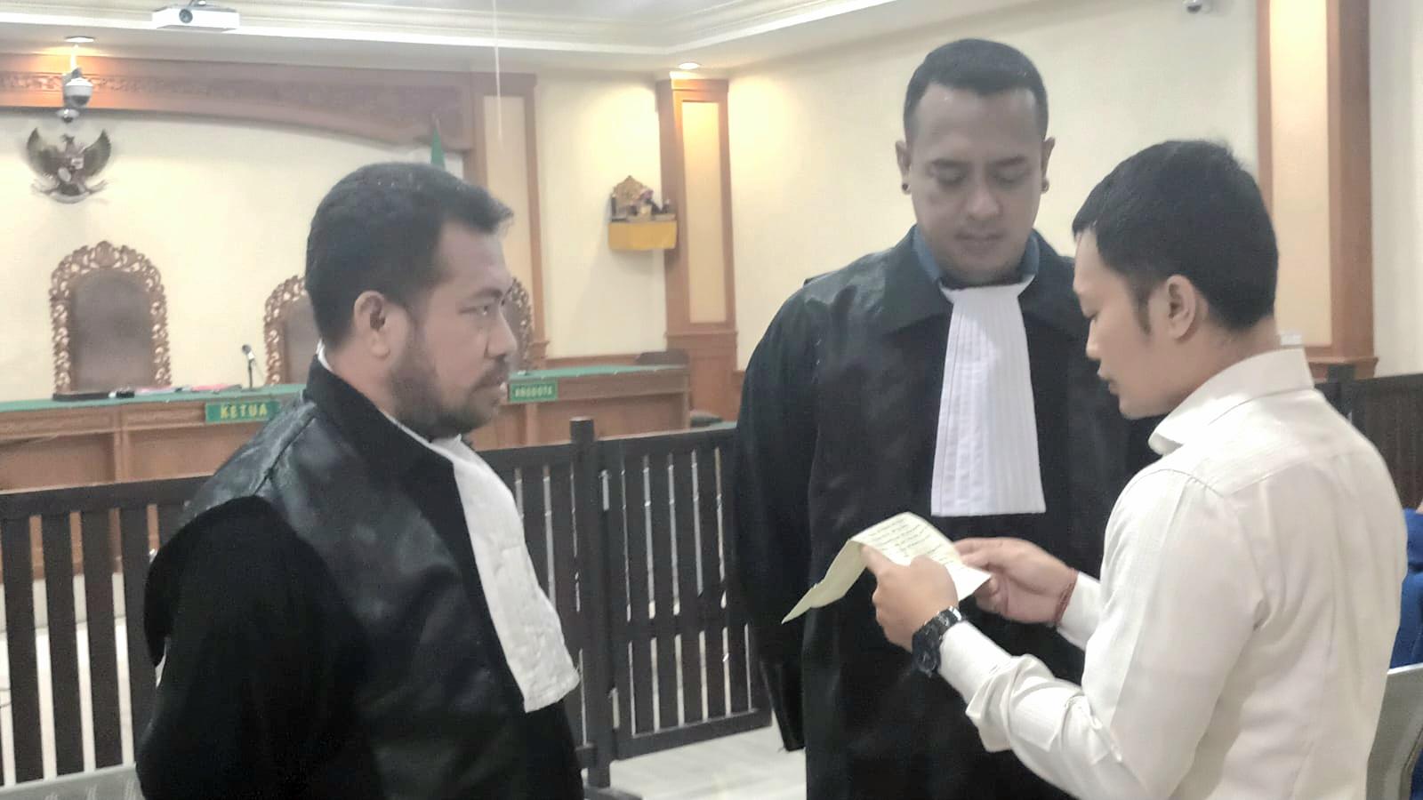Momen terdakwa IKADP bersama tim kuasa hukum, Heru Agung Anugrah dan Maximus M. Jematu, dalam sidang lanjutan kasus korupsi KPRS di Pengadilan Tipikor Denpasar, Selasa (18/8/2026). (Balihotnews/red)