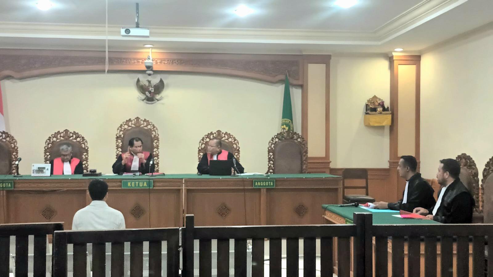 Sidang pembacaan putusan kasus korupsi Kredit Pemilikan Rumah Subsidi (KPRS) fiktif di Pengadilan Tipikor Denpasar, Kamis (27/8/2026). (Balihotnews/red)