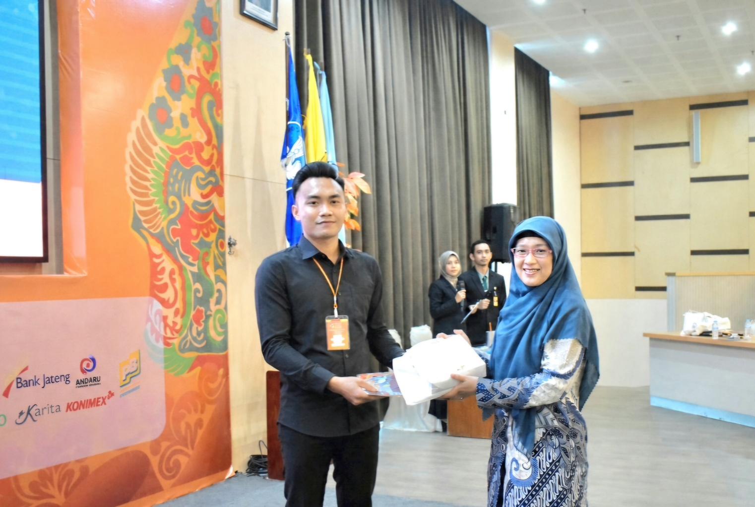 Mahasiswa Magister Kesehatan Masyarakat FK-KMK UGM, Kadek Darmawan (kiri). (Balihotnews/red)