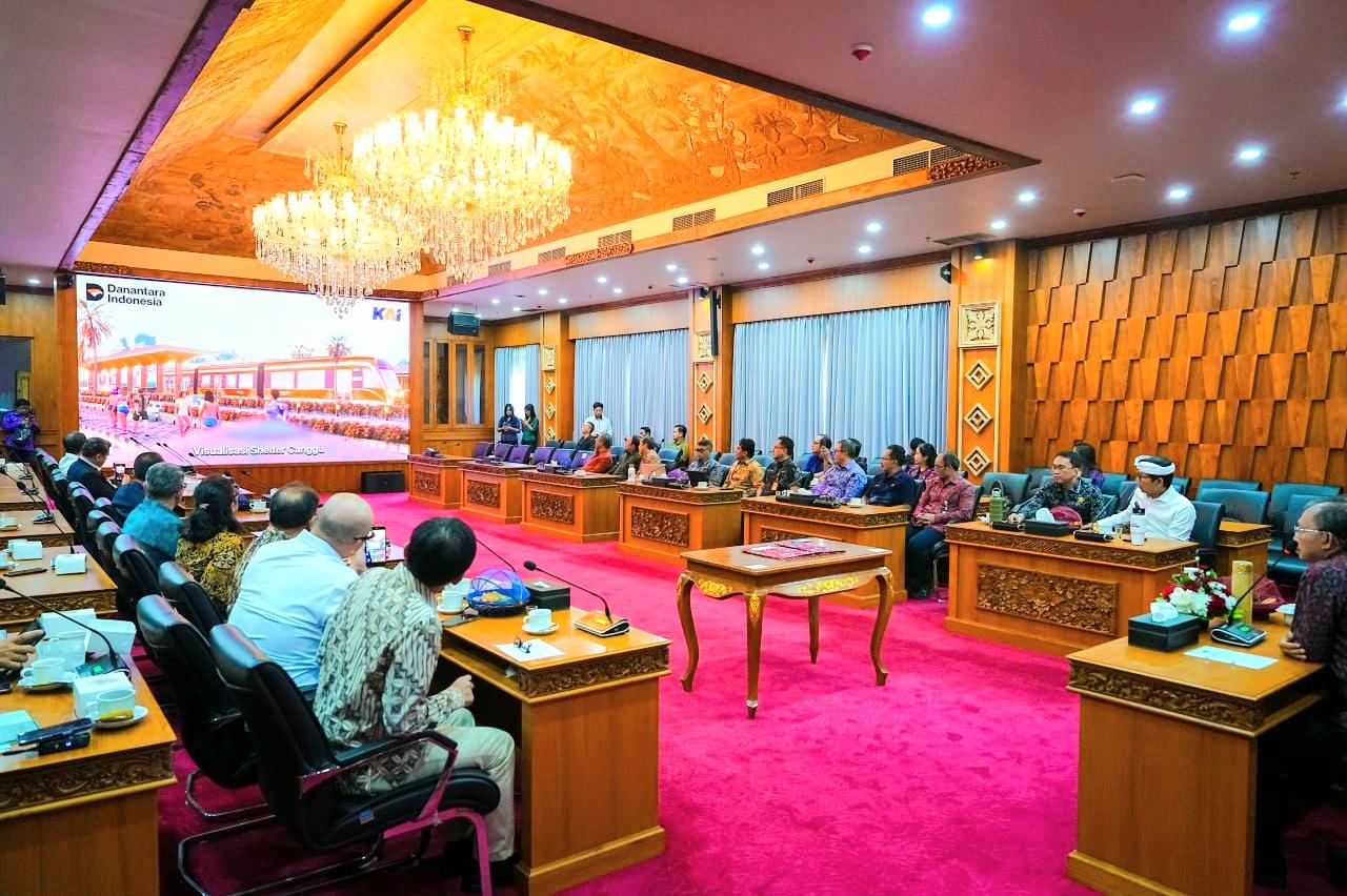 Gubernur Bali Wayan Koster memimpin rapat rencana pengembangan perkeretaapian rute Bandara-Canggu di Rumah Jabatan Gubernur Bali, Denpasar, Selasa (1/9/2026). (Balihotnews/red)