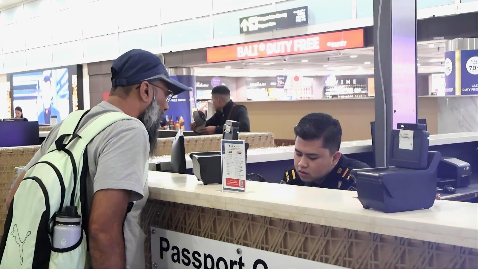 Suasana layanan pemeriksaan Imigrasi di Bandara Internasional I Gusti Ngurah Rai, Bali, Minggu (6/9/2026). Pelayanan dipastikan tetap berjalan normal. (Balihotnews/red)