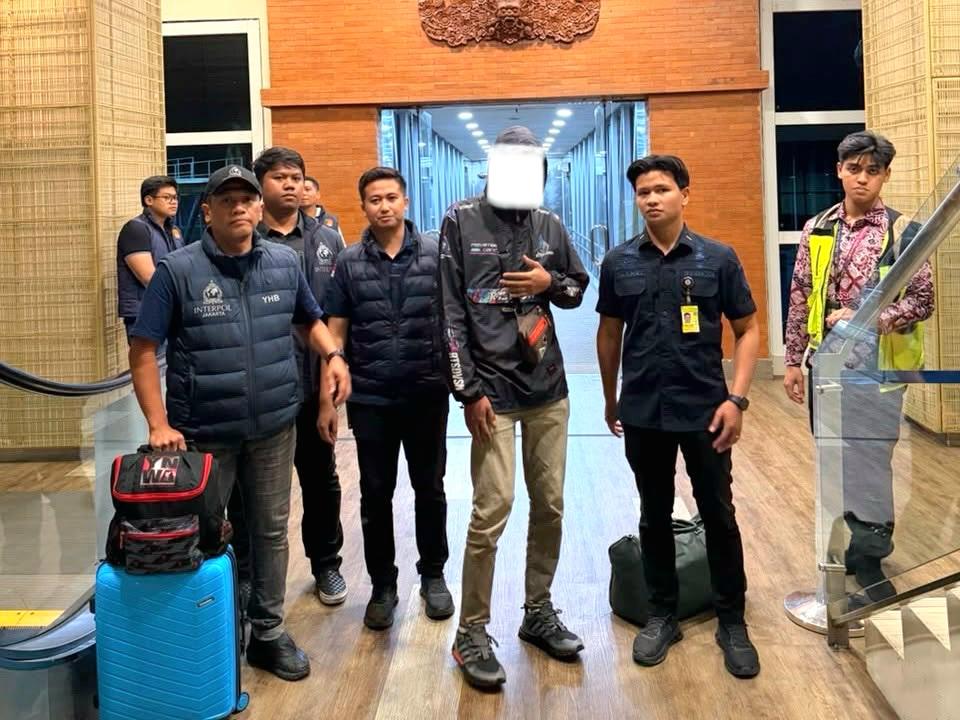 Buronan Interpol asal Ethiopia, inisial SMY (tengah), dikawal petugas Imigrasi Ngurah Rai untuk dideportasi ke negara asalnya, Selasa (15/9/2026) dini hari. (Balihotnews/red)