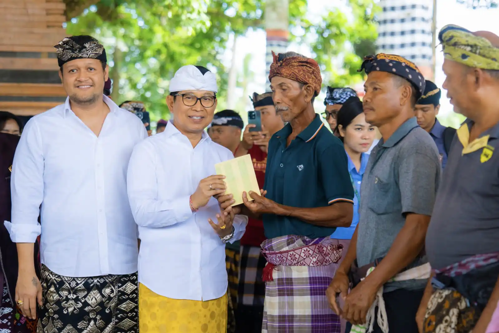 Bupati Adi Arnawa didampingi Wabup Bagus Alit Sucipta saat menyerahkan bantuan sosial keagamaan di Wantilan Pura Dalem Jati, Desa Adat Penarungan, Mengwi, Rabu (16/4/2025). (Balihotnews/dre)