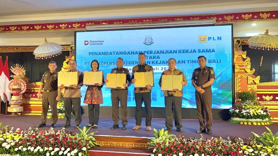 General Manager PT PLN (Persero) UID Bali Eric Rossi Priyo Nugroho (tiga dari kanan) dan Kepala Kejaksaan Tinggi Bali Dr. Ketut Sumedana, S.H.,M.H (tengah) bersama perwakilan dari PLN UIT, PLN UIP dan PLN UP2B memperlihatkan Perjanjian Kerja Sama yang sudah ditanda tangani saat foto bersama. (balihotnews/ist)