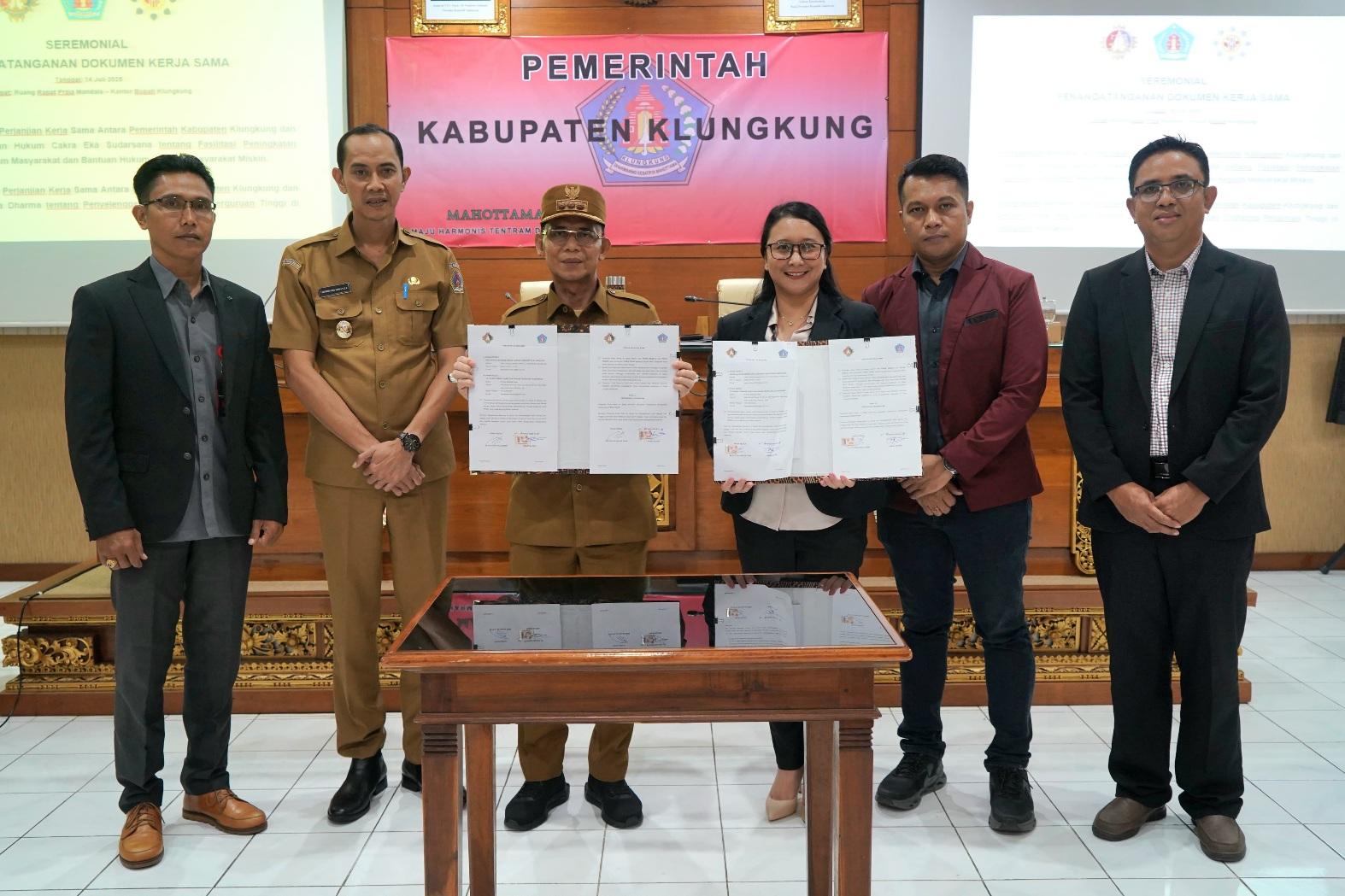 Bupati Klungkung I Made.Satria melakukan penandatanganan perpanjangan Perjanjian Kerja Sama dengan Yayasan Lembaga Bantuan Hukum Cakra Eka Sudarsana Senin (14/7/2025). (balihotnews/pemkabklungkung)