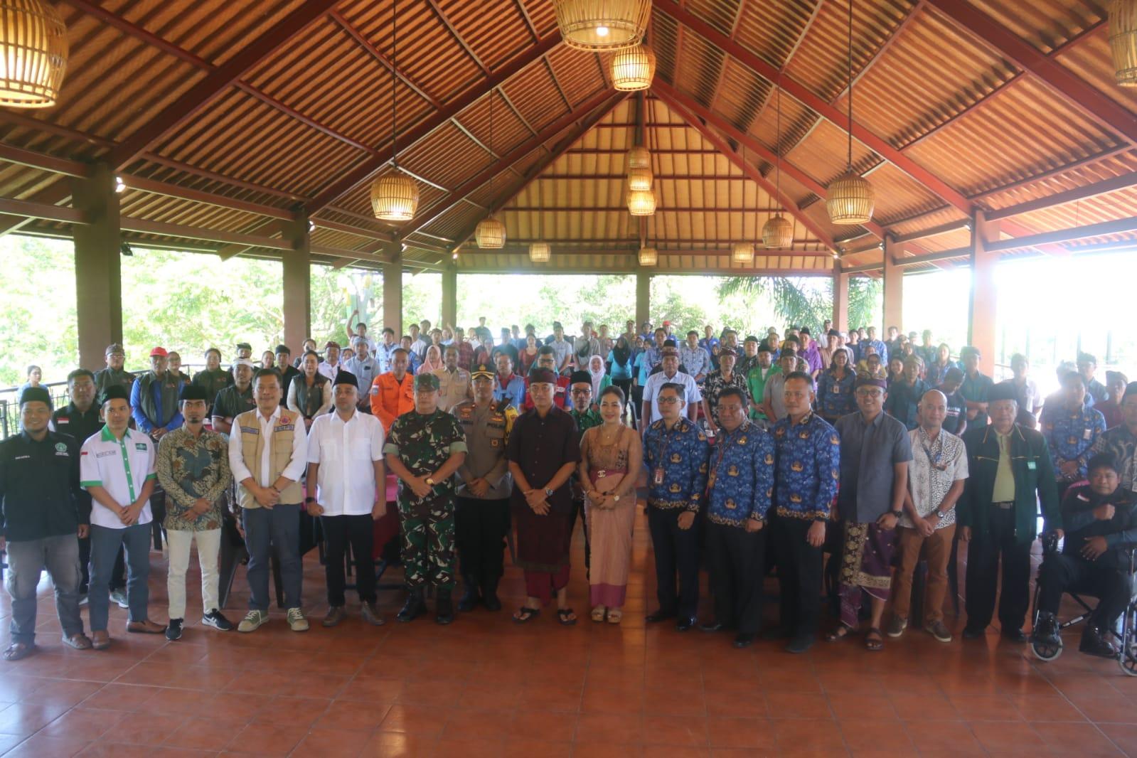 Wakil Bupati Buleleng Gede Supriatna resmi meluncurkan Kick Off Program Ketangguhan Masyarakat terhadap Bencana dan Perubahan Iklim. Kukuhkan relawan PRB-API. (balihotnews/ist).