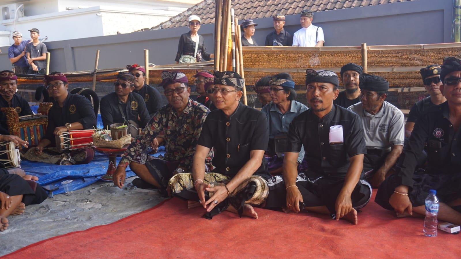 Bupati Klungkung I Made Satria saat menghadiri Ngaben Massal di Desa Adat Batukandik, Nusa Penida, Minggu (20/7/2025). (balihotnews/ist).