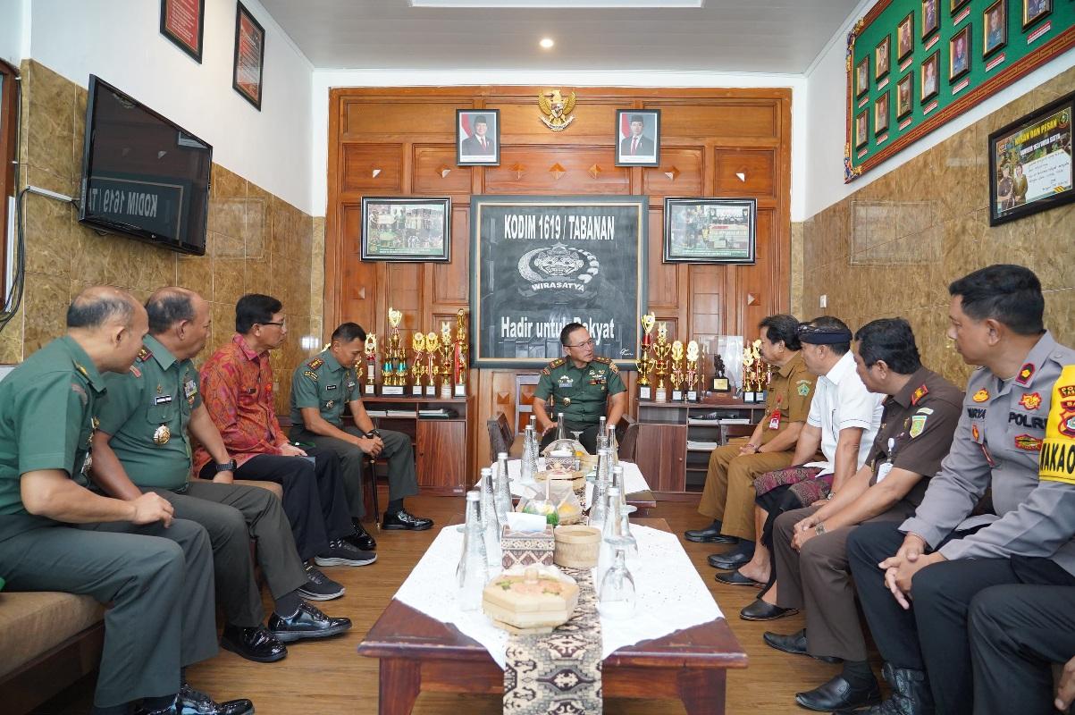 Pangdam IX/Udayana, Mayjen TNI Piek Budyakto, saat kunjungan kerja ke Kabupaten Tabanan pada Senin (21/7/2025). (balihotnews/ist)