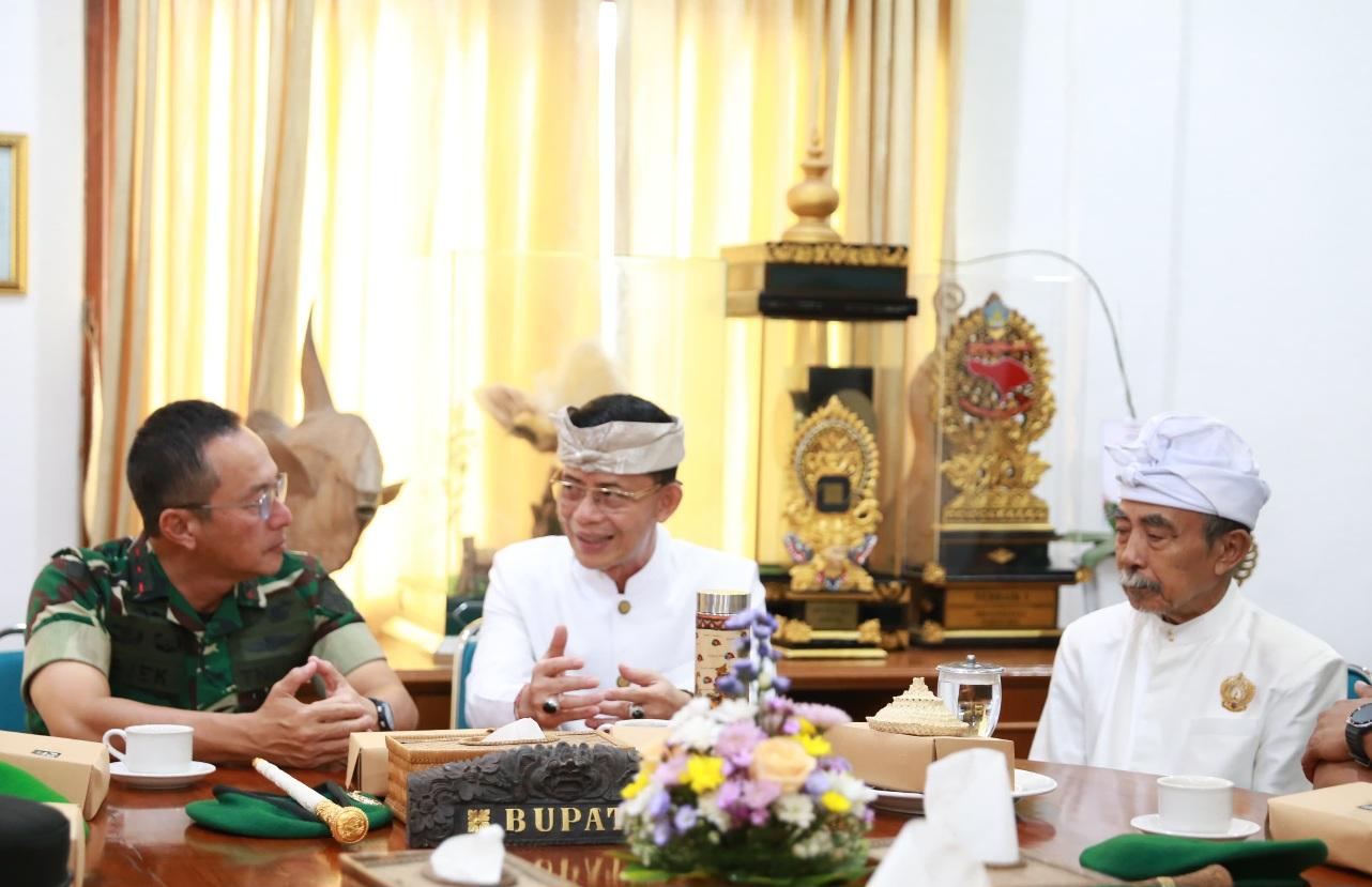 Panglima Kodam (Pangdam) IX/Udayana, Mayjen TNI Piek Budyakto, ke Kabupaten Klungkung dalam rangka kunjungan kerja dan disambut Bupati Klungkung, I Made Satria, di Ruang Rapat Kantor Bupati Klungkung. pada Selasa (22/7/2025). (balihotnews/ist).