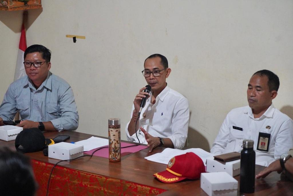 Wakil Bupati Klungkung, Tjokorda Gde Surya Putra, saat Monitoring dan Evaluasi (Monev) Penyelenggaraan Pemerintah Desa di Kecamatan Nusa Penida pada Rabu (23/7/2025). (balihotnews/ist).